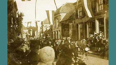 Optocht trekt door de Jan van Schaffelaarstraat