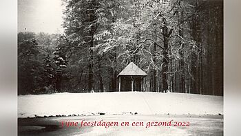 Afbeelding van de theekoepel in het Schaffelaarse Bos in de sneeuw, met de boodschap Fijne feestdagen en een gezond 2022