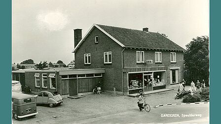 Speulderweg Garderen rond 1955. IFA kruidenierswinkel en bakkerij Zevenbergen.