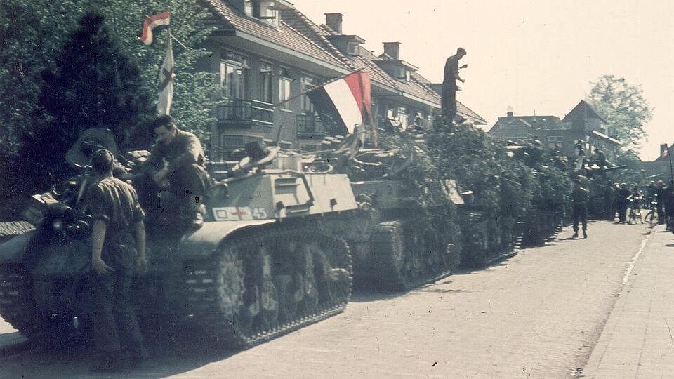 Foto van Canadese tanks in de Emmastraat, 1945