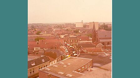 Panoramafoto vanaf de Grote Kerk. In de Langstraat is de Oud Veluwse Markt gaande, 1975