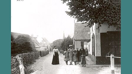 Dorpsstraat Voorthuizen rond 1900. Rechts bakkerij Willems, links bakkerij Van Voorst.