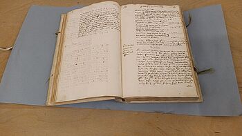 Foto van een resolutieboek, zeventiende eeuw