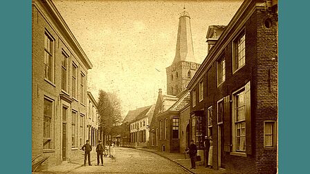 Langstraat, gefotografeerd vanuit de Schoutenstraat. Uiterst rechts bakkerij Romijn. Omstreeks 1895.