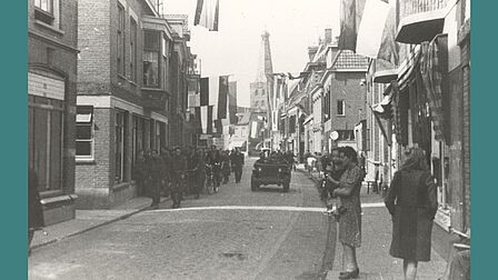 Canadese militairen en een jeep. De foto is gemaakt ter hoogte van smederij en ijzerwarenhandel Van der Wal in de Jan van Schaffelaarstraat, 17 april 1945