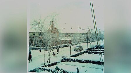 De besneeuwde Jacob Catsstraat, rond 1970.