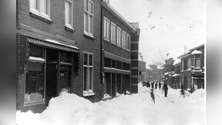 Dik pak sneeuw in de Jan van Schaffelaarstraat, 1947
