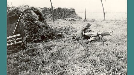 Een Canadese militair met een PIAT antitankwapen, april 1945