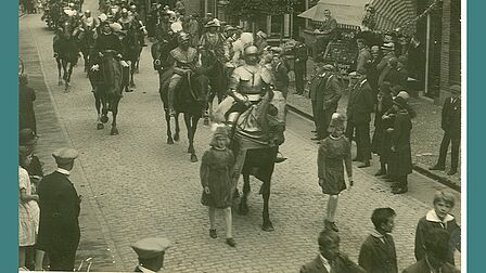 Persoon gekleed als Jan van Schaffelaar te paard in de optocht