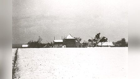 Besneeuwd veld en boerderij tussen Bergsham en Garderen, 1934