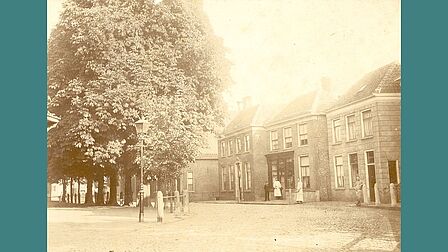 Foto gemaakt ter hoogte van de botermarkt aan de Oude Kerk omstreeks 1900. Pand in het midden is bakkerij Baltjes.