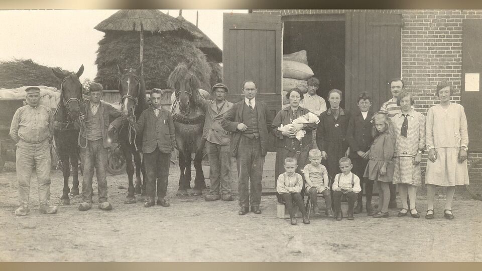Foto nummer ZWBT226 uit onze fotocollectie: gezin en personeel van Jan en Trientje Landman, 1929.