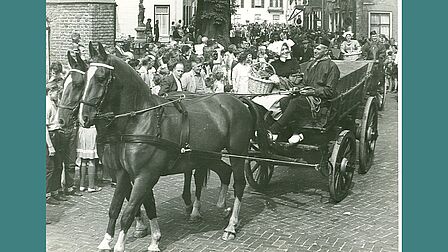 Optocht van boerenwagens in de Langstraat eind jaren '60.