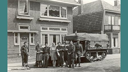 Een Canadese halftrack voor het pand van tandarts Brantjes in de Nairacstraat, 17 april 1945. 