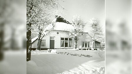 Kootwijk, boerderij De Kleine Hoef in de sneeuw. Jaren zestig.