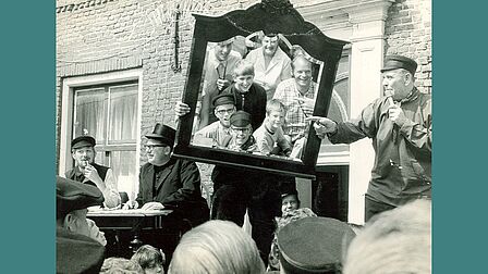 Erfhuisveiling voor het pand De Brouwerij (nu Veluws Museum Nairac) in 1970.