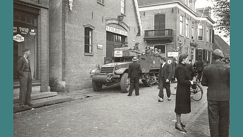 Een Canadese half-track voor de stalhouderij van hotel De Roskam, april 1945