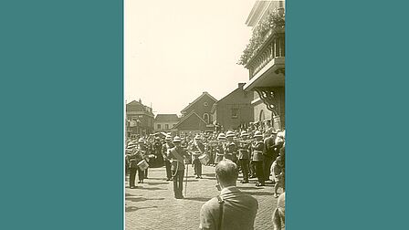 Canadees muziekkorps op de Oud Veluwse Markt in augustus 1967.