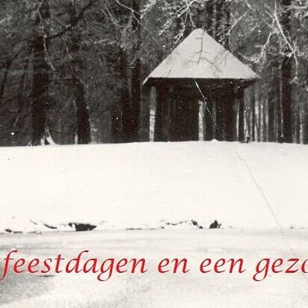 Oude foto van de theekoepel in het Schaffelaarse Bos, met de tekst Fijne feestdagen en een gezond 2022