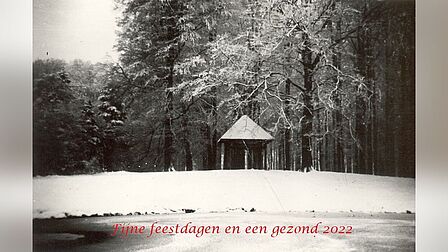 Oude foto van de theekoepel in het Schaffelaarse Bos, met de tekst Fijne feestdagen en een gezond 2022
