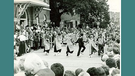 Volksdansen op het bordes van het Raadhuis, jaren '70.