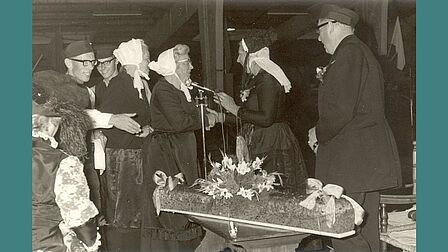 Boerenbruiloft in de Pluimveehal, felicitaties voor het "bruidspaar", jaren '70.