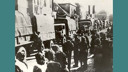 Een colonne Canadese vrachtwagens in de Nieuwstraat, 17 april 1945