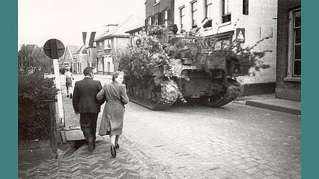 Een Canadese tank na de bevrijding vóór de kapsalon van Venema in de Schoutenstraat, april 1945