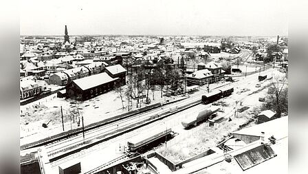 Panorama van het besneeuwde stationsgebied in Barneveld, 1973.