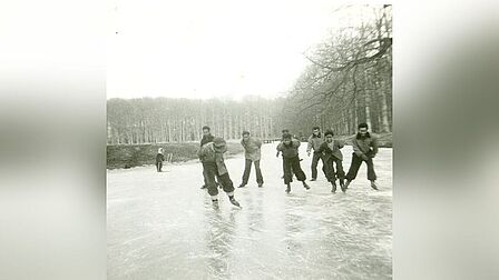 Schaatsers op de gracht rondom de Koewei, jaren vijftig