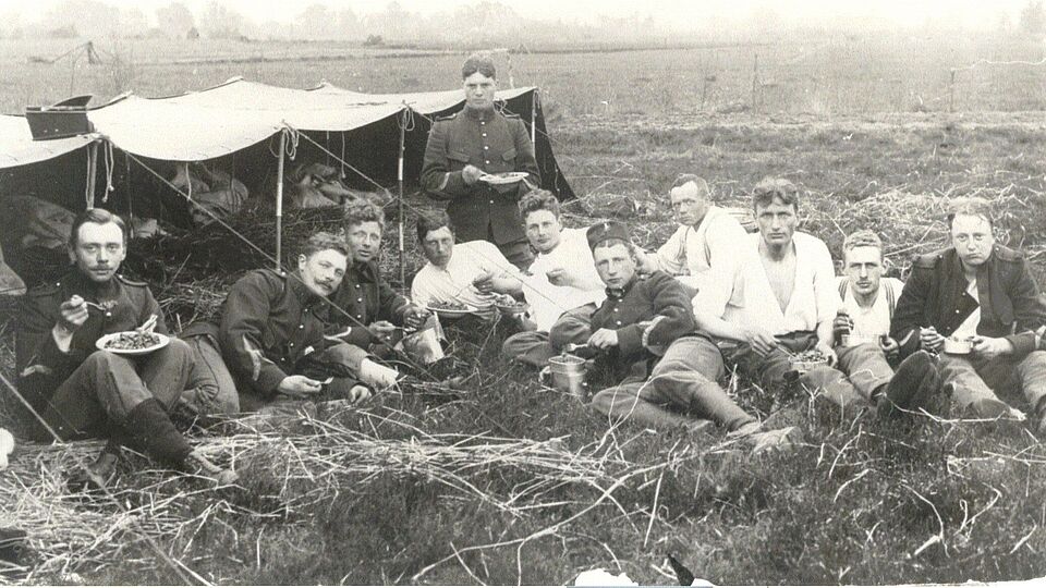 Afbeelding van soldaten op bivak, 1915.