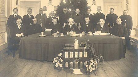 De laatste vergadering van de gemeenteraad onder burgemeester Baron van  Nagell, 1925